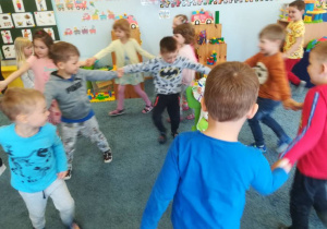 Dzieci tańczą wokół Koziołka Matołka.